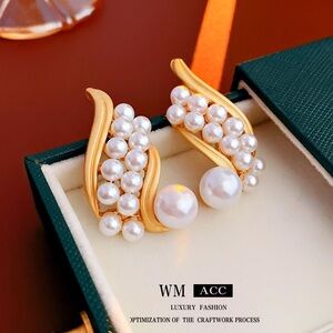 Gold Pearl Earrings